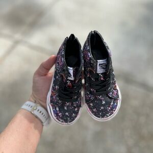 Adorable toddler girls vans high tops!! 🌸 5.5